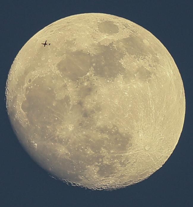 Yerli İnsansız Hava Aracı Suriye'nin Afrin bölgesinde uçarken dolunayla birlikte