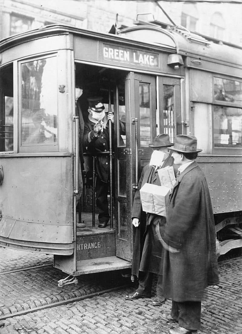 ABD'nin Seattle kentindeki bir tramvay operatörü, gazlı bez maskesi takmadığı için bir yolcunun binmesini engelliyor