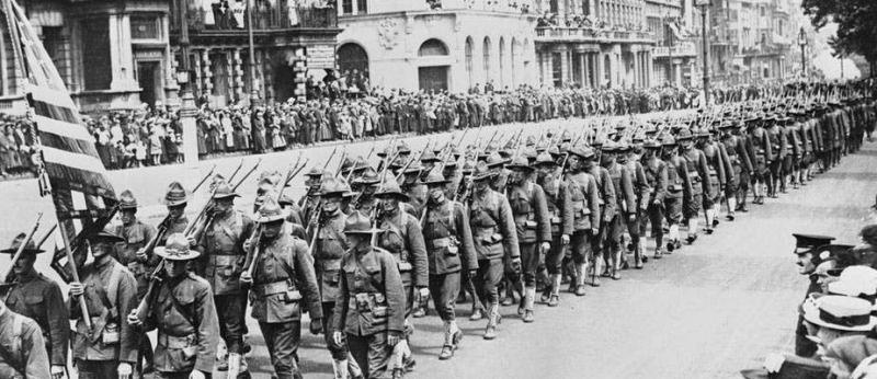 Birinci Dünya Savaşı'nda Avrupa arenasına ulaştıktan sonra Amerikan askerlerinin bir incelemesinin resmi