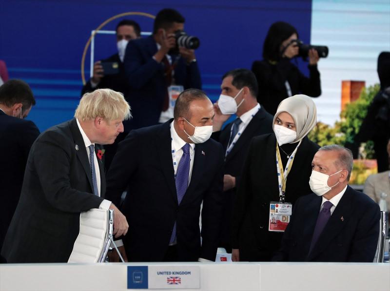 Türkiye Cumhurbaşkanı Recep Tayyip Erdoğan, İtalya'nın başkenti Roma'da düzenlenen G20 Liderler Zirvesi'ne katıldı. Cumhurbaşkanı Erdoğan, İngiltere Başbakanı Boris Johnson ile sohbet etti.