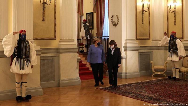 Merkel, Yunanistan Cumhurbaşkanı Sakelaropulu ile de görüştü.