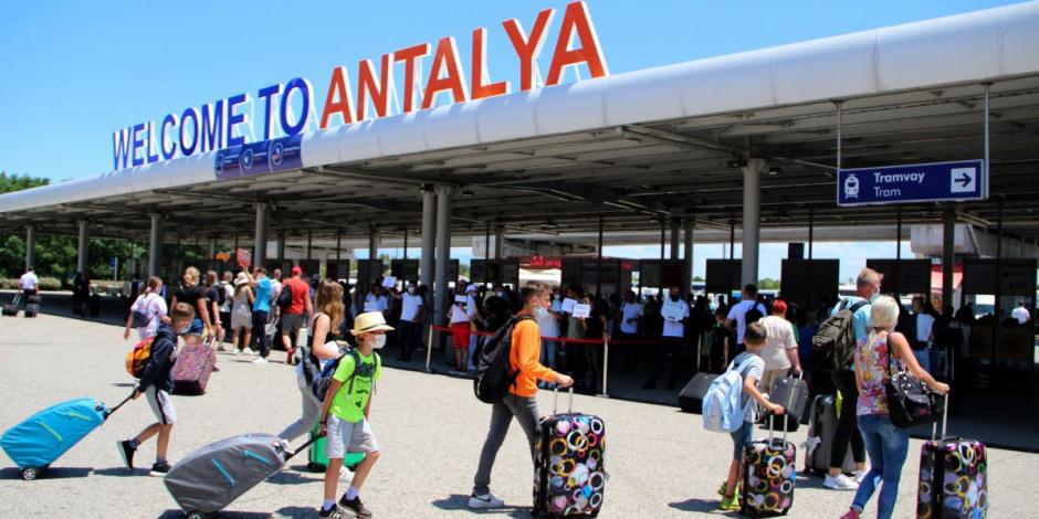 Antalya'ya gelen turist sayısı 10 ayda 8 milyonu geçti