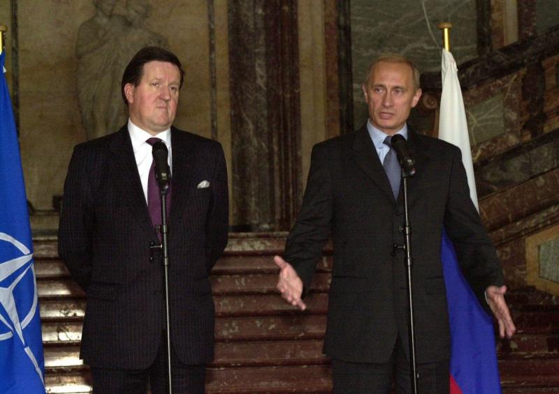 George Robertson (solda) Vladimir Putin (sağda)