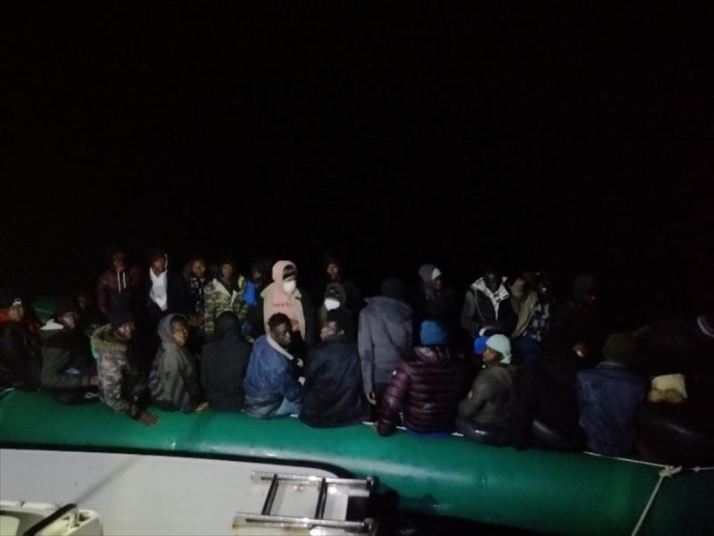 İzmir'de 64 düzensiz göçmen kurtarıldı