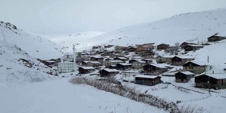 Bayburt - Trabzon sınırındaki köylerde kar manzarası hakim