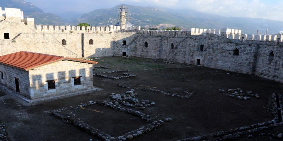 Tarihi Orta Çağ kalesi ziyaretçileriyle buluşmaya hazırlanıyor