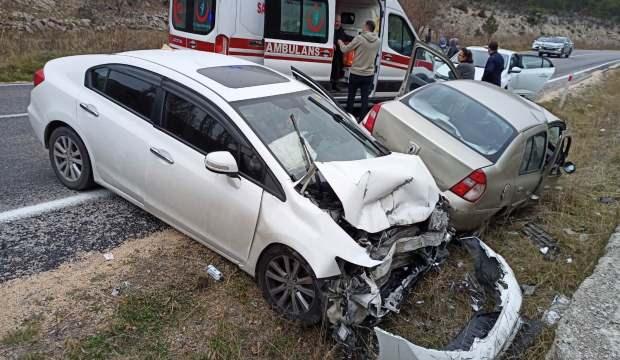 Eskişehir’de iki otomobil kafa kafaya çarpıştı!