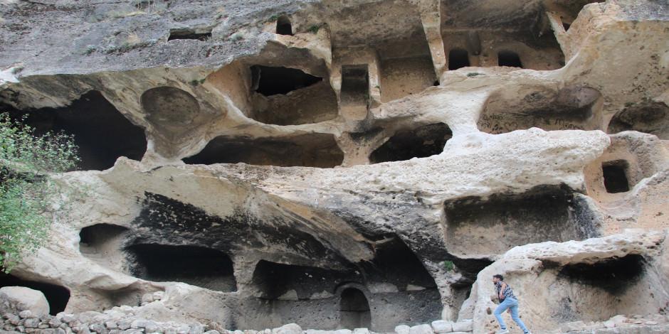Gabar Dağı'nda 7 katlı apartman mağara