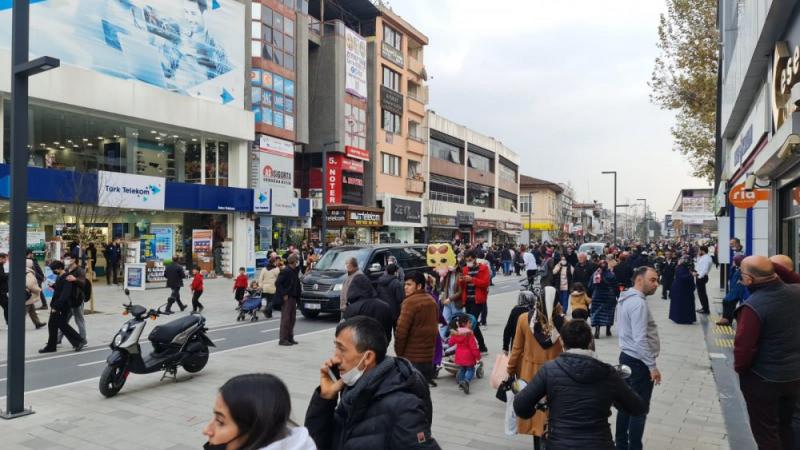 Düzce merkezli deprem İstanbul'da da hissedildi. AFAD, 15.40'ta merkez üssü Düzce olan 5.0 büyüklüğünde bir deprem meydana geldiğini açıkladı.