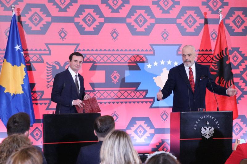  Arnavutluk Başbakanı Edi Rama (sağda) ile Kosova Başbakanı Albin Kurti (solda)