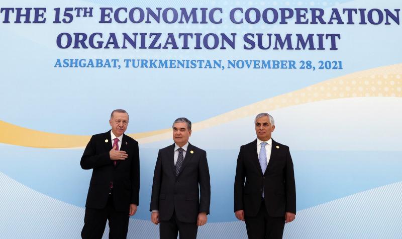 Türkmenistan’daki resmi ziyaretine devam eden Cumhurbaşkanı Recep Tayyip Erdoğan, Ekonomik İşbirliği Teşkilatı 15. Zirvesi’ne katıldı. Zirve öncesi liderle bir araya gelerek temaslarda bulunan Erdoğan, aile fotoğrafı çektirdi. 