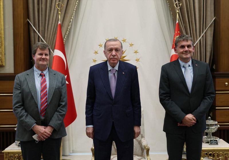 Cumhurbaşkanı Recep Tayyip Erdoğan, Türkiye'nin Otomobili Girişim Grubu'nun (TOGG) iş ortağı Farasis Enerji'nin CEO'su Keith Kepler'i kabul etti. Cumhurbaşkanlığı Külliyesi'ndeki kabulde, Sanayi ve Teknoloji Bakanı Mustafa Varank ile TOGG Üst Yöneticisi Mehmet Gürcan Karakaş ve TOGG Yönetim Kurulu üyeleri de yer aldı.