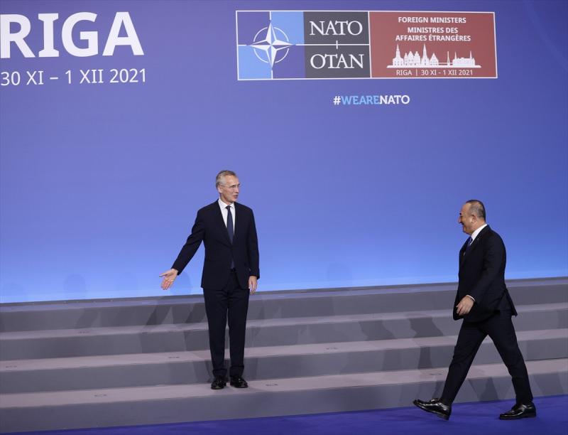 Bakan Çavuşoğlu’nu toplantı salonuna gelişinde NATO Genel Sekreteri Stoltenberg karşıladı.