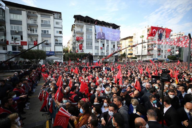 CHP Genel Başkanı Kemal Kılıçdaroğlu, yerine Mersin Millet Bahçesi yapılan eski Tevfik Sırrı Gür Stadı yanındaki alanda düzenlenen 'Milletin Sesi Mitingi'ne katıldı. 