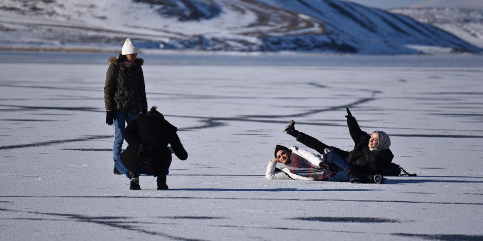 Çıldır Gölü dondu, turistlere eğlence çıktı