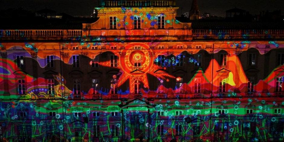 Fransa'da muhteşem festival: Sokaklar rengarenk ışıklarla süslendi