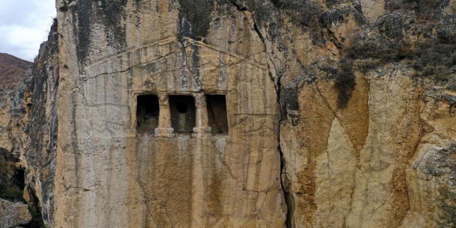 Kastamonu'daki Kaya Mezarı mitolojik kabartmalarıyla dikkat çekiyor