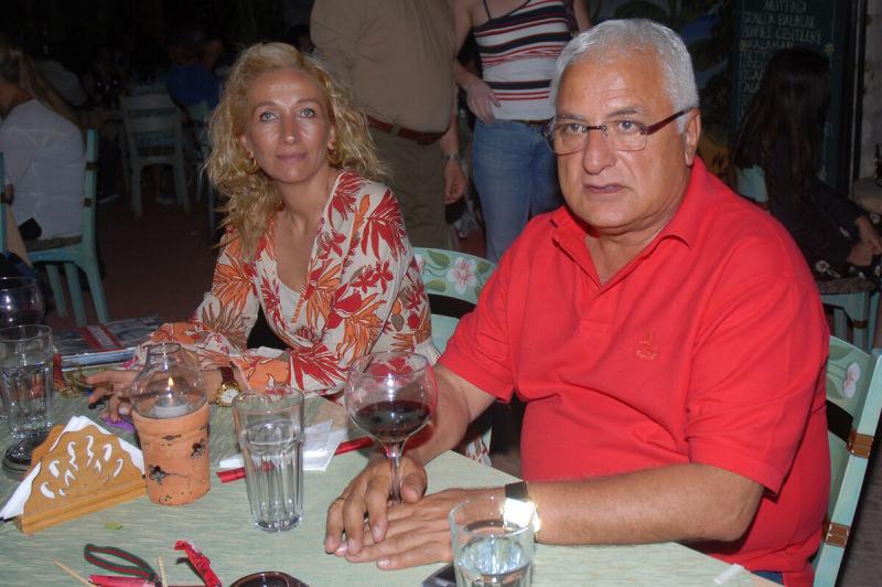 Ankaragücü Kulübü Başkanı Cemal Aydın eşiyle Çeşme Alaçatı'da yemek yedi. (21 Ağustos 2007)
