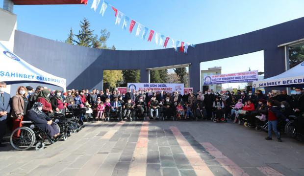 Şahinbey Belediyesi örnek oldu! 136 adet akülü ve manuel tekerlekli sandalye hediye etti