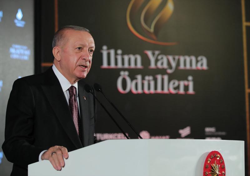 Cumhurbaşkanı Recep Tayyip Erdoğan, İlim Yayma Vakfınca Dolmabahçe Sarayı'nda düzenlenen 2021 İlim Yayma Ödülleri töreninde konuşma yaptı.