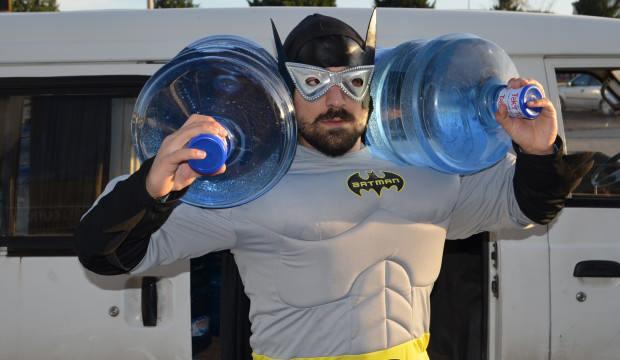 Aksaray’da ilginç yöntem! Su satışlarını arttırmak için “Batman” kılığına girdi