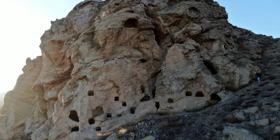 Sivas'ın kaya mağaraları bin yıllık geçmişe ışık tutuyor