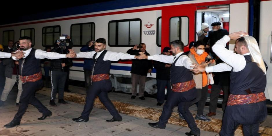 "Turistik Doğu Ekspresi" yolcuları Erzurum'da davul zurnayla karşılandı