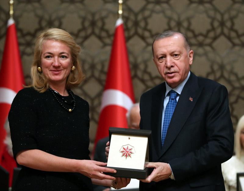  Cumhurbaşkanı Erdoğan, sahaflık alanında ödül alan İbrahim Manav'ın ödülünü Ayşegül Bardakçı'ya takdim etti.