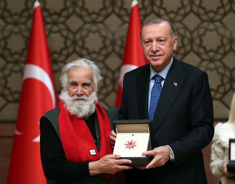 Cumhurbaşkanı Erdoğan, kaligrafi alanında ödül alan Etem Çalışkan'a ödülünü takdim etti.