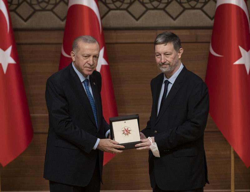 Cumhurbaşkanı Erdoğan, bilim kültür alanında ödül alan Teoman Duralı'nın ödülünü Deniz Duralı'ya takdim etti.