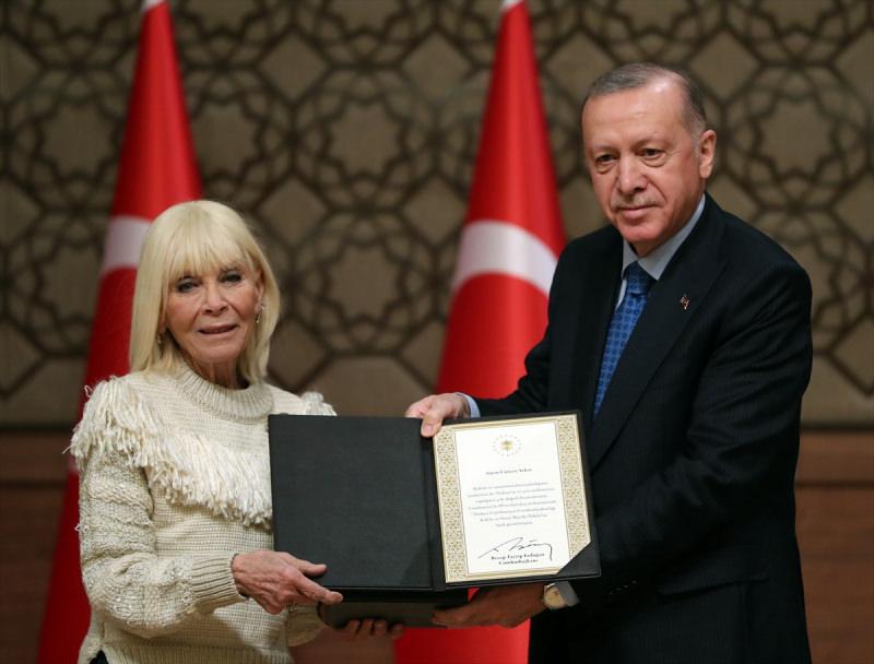 Cumhurbaşkanı Erdoğan, sinema alanında ödül alan Cüneyt Arkın'ın ödülünü Betül Cüreklibatır'a takdim etti.