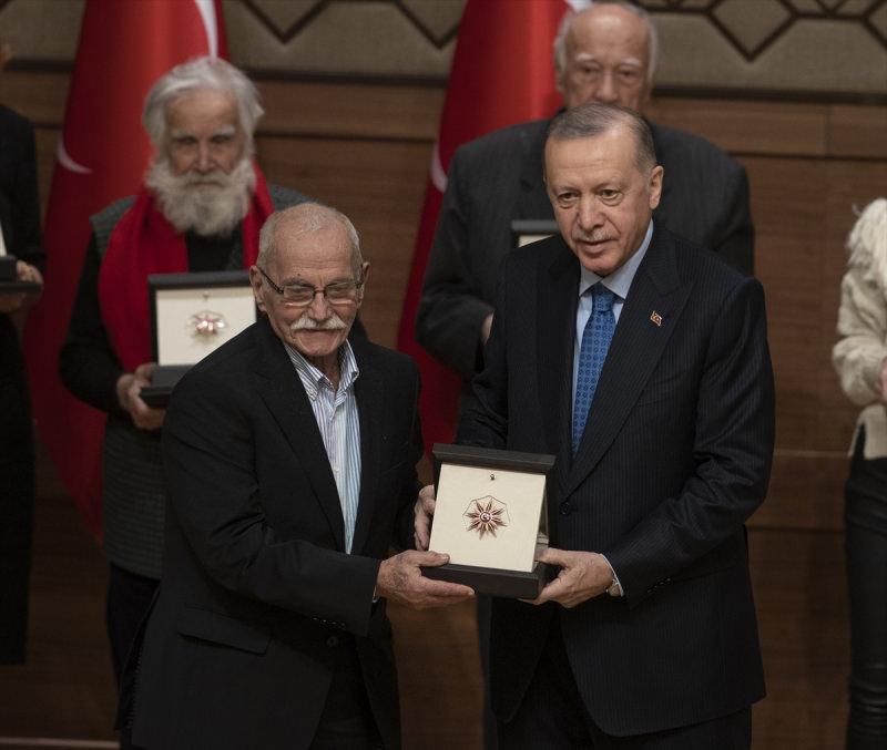  Cumhurbaşkanı Erdoğan, vefa ödülü alanında ödül alan Kemal Tahir'in ödülünü Kemal Tahir Vakfı Başkanı Cengiz Yazoğlu'na takdim etti.