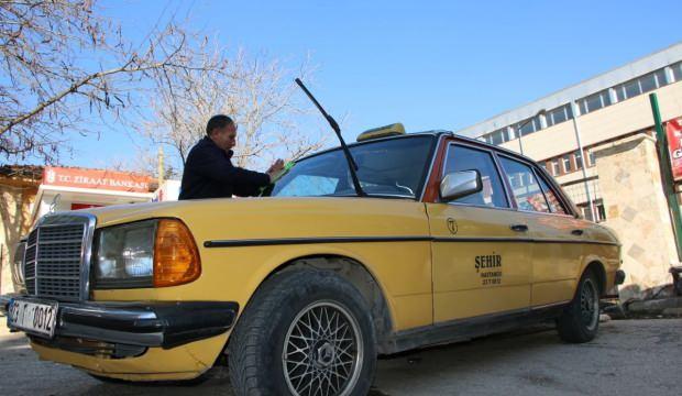 Elazığ’da kentin en eski taksicisi, nostalji aracıyla yıllardır yollarda