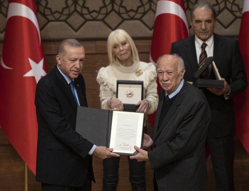 Cumhurbaşkanı Erdoğan, edebiyat alanında ödül alan Gürbüz Azak'a ödülünü takdim etti.