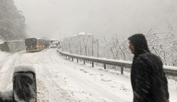 Trabzon’da kar mücadelesi, araçlar yolda kaldı