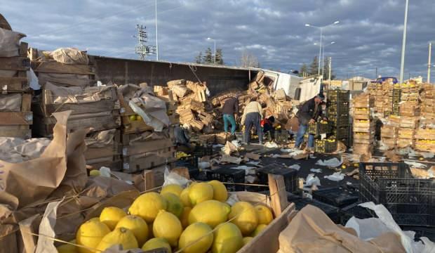 Nevşehir’de kaza! Devrilen tırdaki limon kasaları yolu kapattı