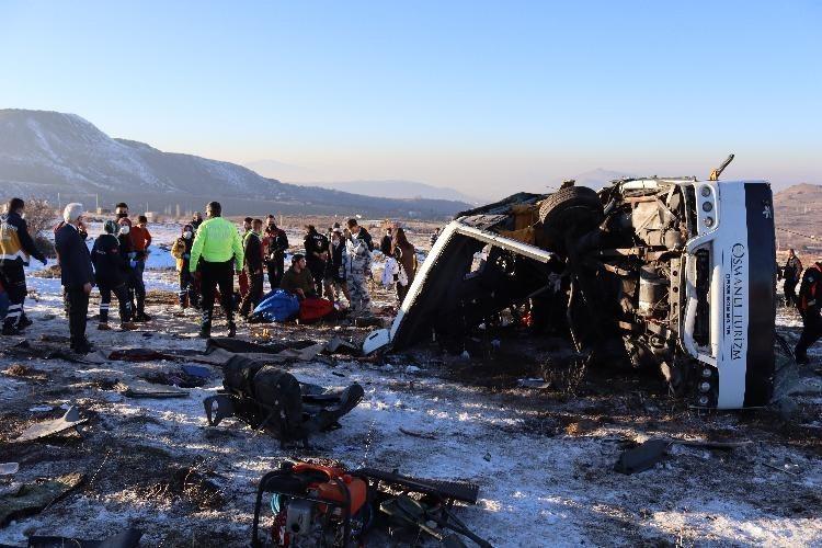 Kayseri'de öğrencileri taşıyan midibüs devrildi, 2 kişi öldü, 20 kişi yaralandı.