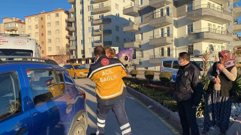 Niğde'de gerçekleşen trafik kazasında yolcular arka camdan yola fırladı.