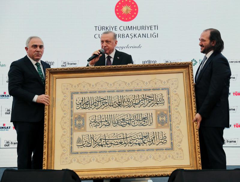 2. Yeditepe Bienali'nin açılışında Cumhurbaşkanı Erdoğan'a tablo hediye edildi
