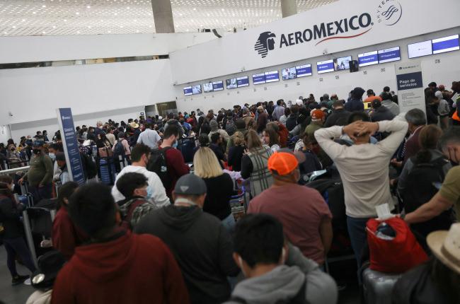 Meksika'da pilotların koronavirüse yakalanması nedeniyle havalimanlarında yolcu kuyrukları oluştu.