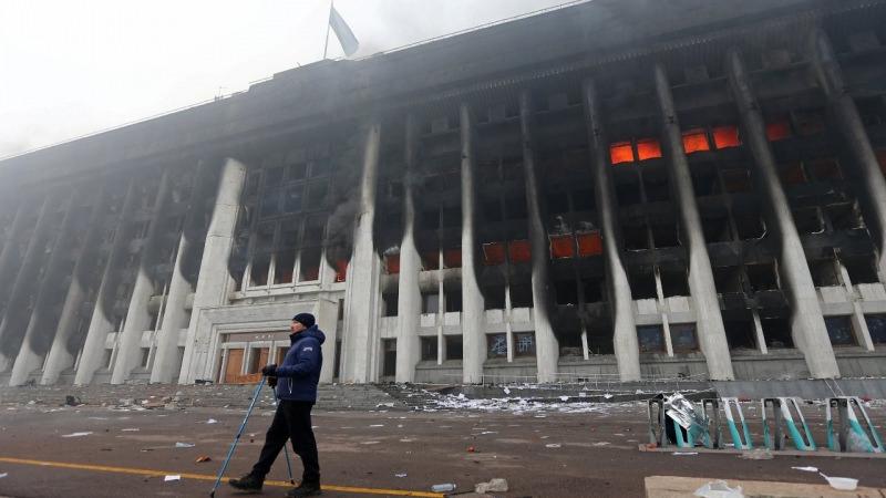 Almatı'da ateşe verilen belediye başkanlığı binası