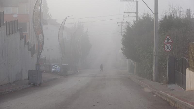 Hava sıcaklığının 7 derece ölçüldüğü Kocaeli'de, sabah saatlerinde etkisini gösteren sis sebebiyle görüş mesafesi azaldı. 