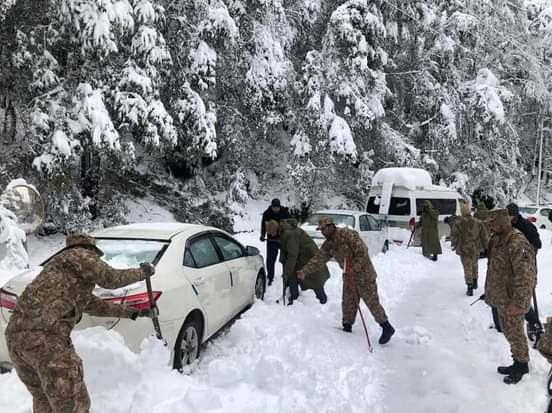Pakistan'da yoğun kar yağışında donarak ölenlerin sayısı 23’e çıktı