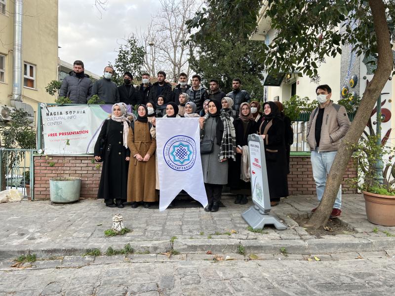 Sivas Cumhuriyet Üniversitesi İlahiyat Fakültesi öğrencileri