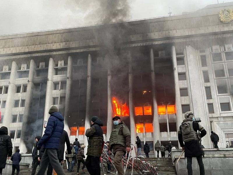 Almatı'da yönetim binaları ateşe verildi