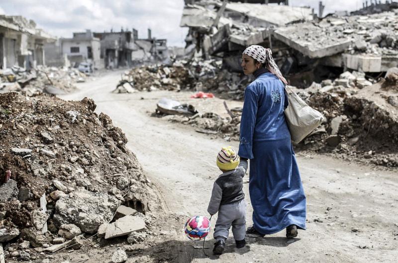 Evleri yıkılan Suriyeliler, kamplara veya diğer ülkelere akın etti