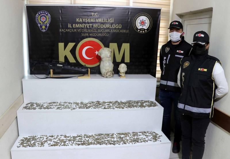 Kayseri'de emniyet güçleri 5 milyon liralık tarihi eseri kaçakçılardan kurtardı.