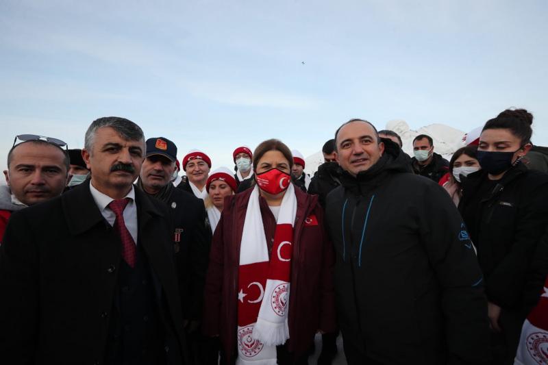 Haber7 Genel Yayın Yönetmeni Osman Ateşli, Aile ve Sosyal Hizmetler Bakanı Derya Yanık ile birlikte.