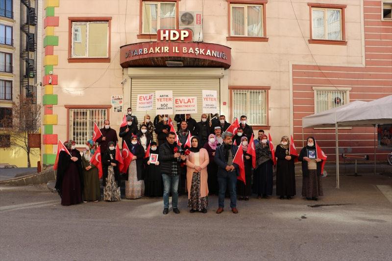 Diyarbakır anneleri dağa kaçırılan çocukları için HDP il binası önünde oturma eylemi yapıyor.