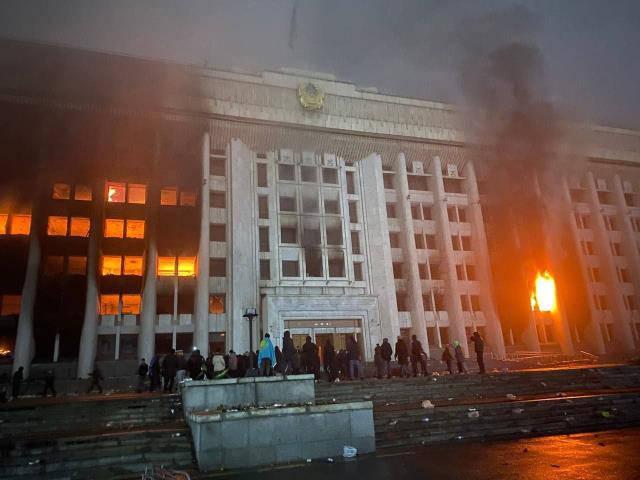 Kazakistan'daki olaylarda kamu kuruluşları ateşe verildi